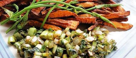 Sladek krompir z zeliščno porovo omaho in hmeljem