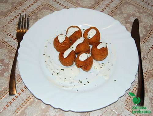 Ocvrte kroglice iz pečenih piščančjih prsi