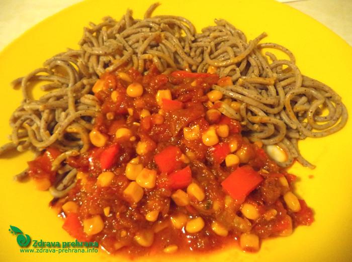 Konopljini špageti z zelenjavno omako