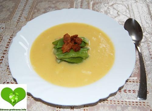 Kumarična omaka in zabeljen stročji fižol